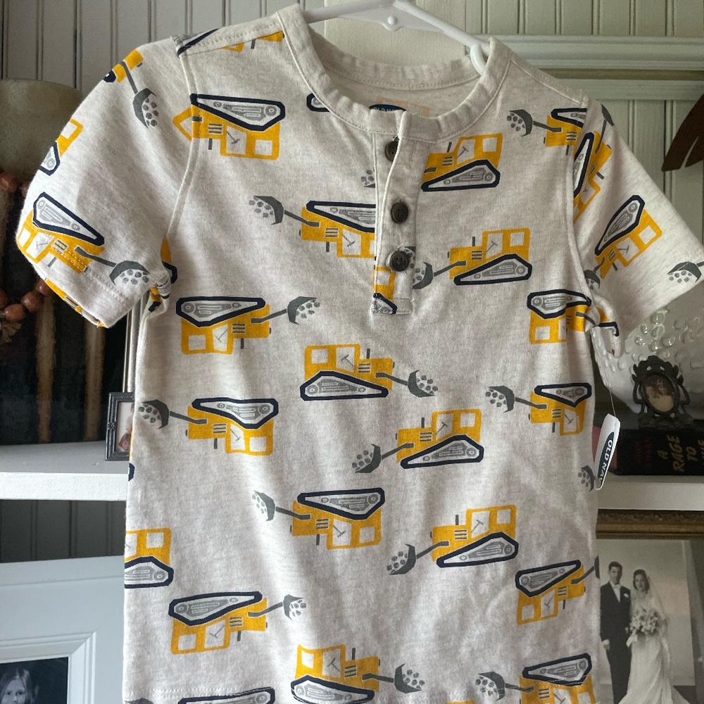 OLD NAVY TODDLER BOY CONSTRUCTION DESIGN SHORT SLEEVE SHIRT SIZE 2T NWT